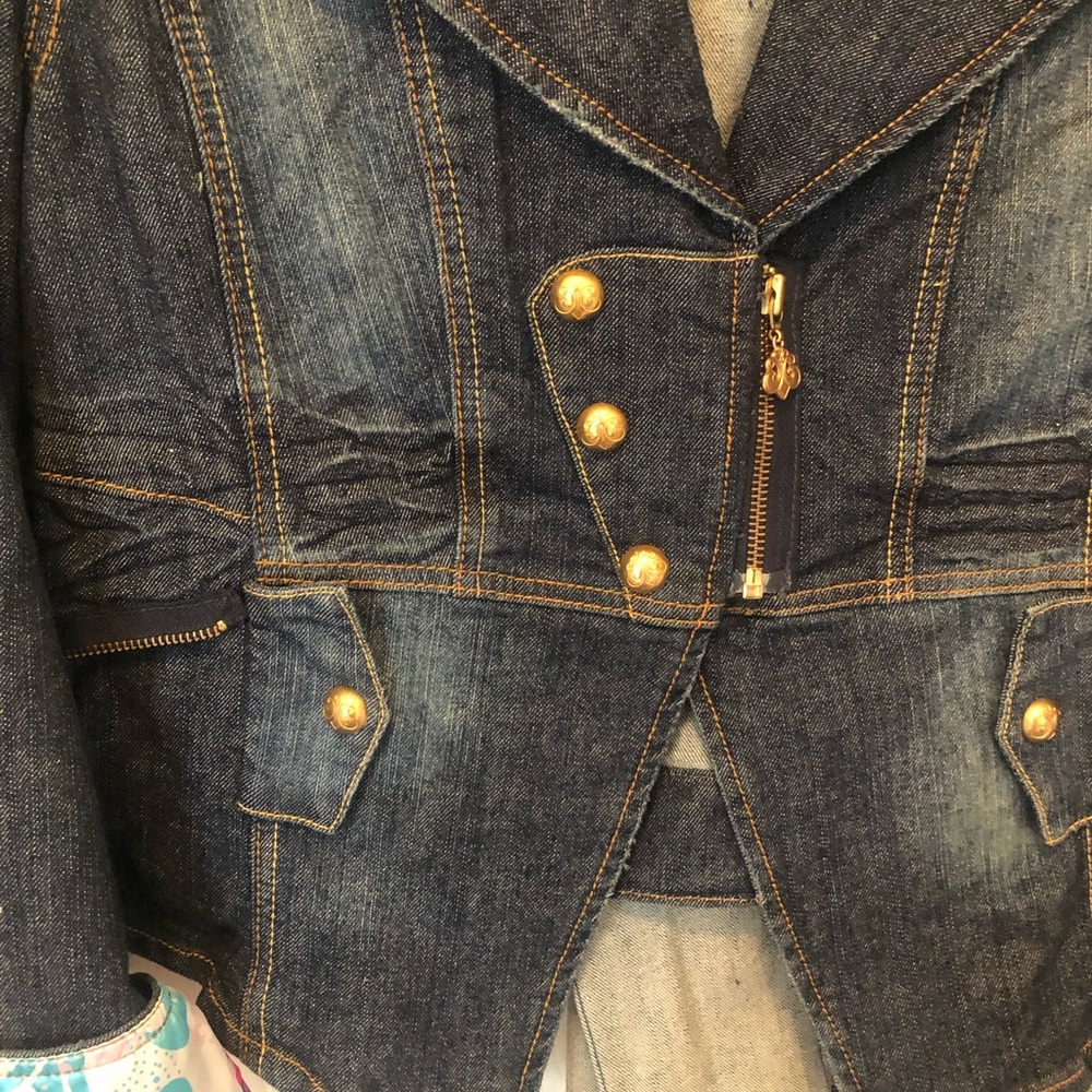 NWT Dereon 2 in 1 Denim jkt w/Zip Off Bottom Mod sleeves or signature buttons